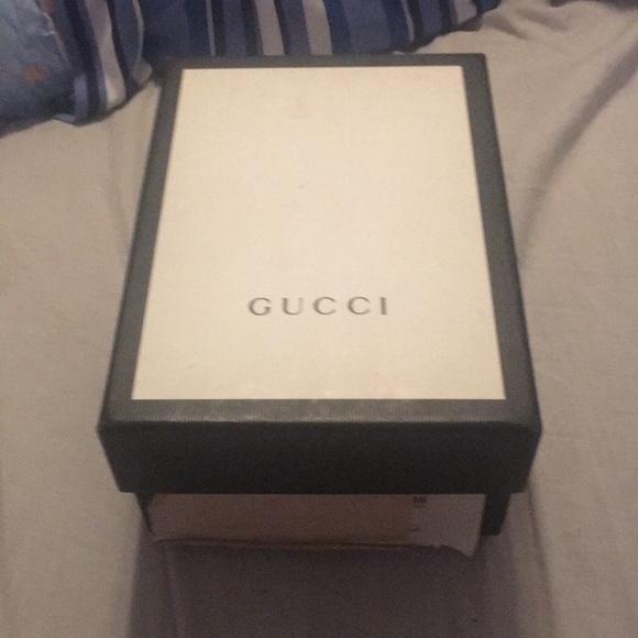 The Shoes is use but like new - Picture 3 of 4